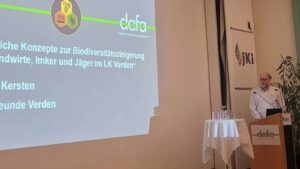 33628292-beim-vortrag-vor-dem-fachforum-heinrich-kersten-stellte-die-arbeit-der-bienenfreunde-in-berlin-dahlem-vor-4bTQgVlnPsMH